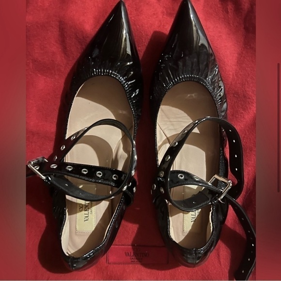 Valentino Garavani Love Latch Black Bandage Pointed Toe Flats sz 7.5 - Picture 2 of 5